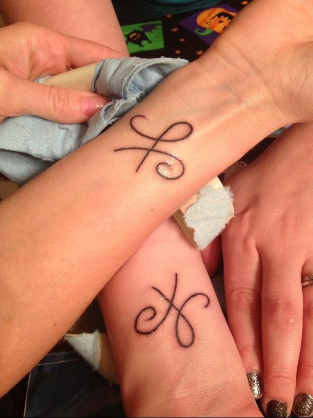 semplice amicizia celtica tatuaggio su due polsi