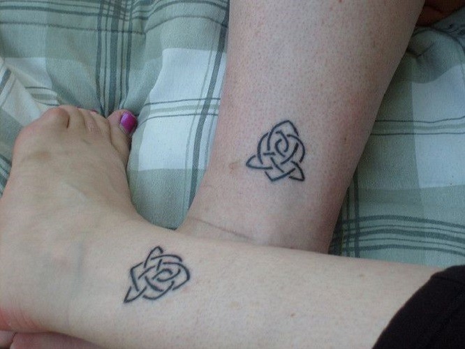 simbolo amicizia celtica tatuaggio su gamba