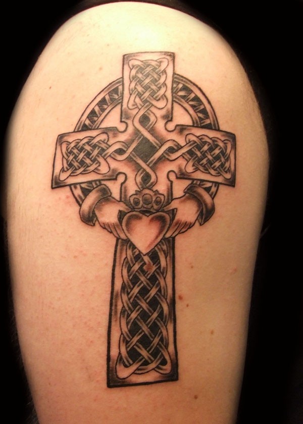 Tatuaje en el brazo, cruz celta de hierro y manos con corazón - Tattooimages.biz