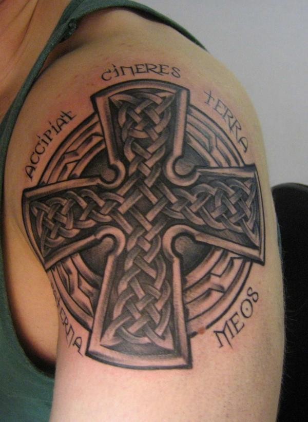 Tatuaje en el brazo, cruz celta de piedra y cita