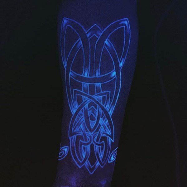 Keltischer Stil großes glühendes Tattoo am Arm