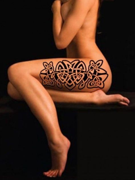 stile celtico nero e bianco a tea di fiori tatuaggio su gamba