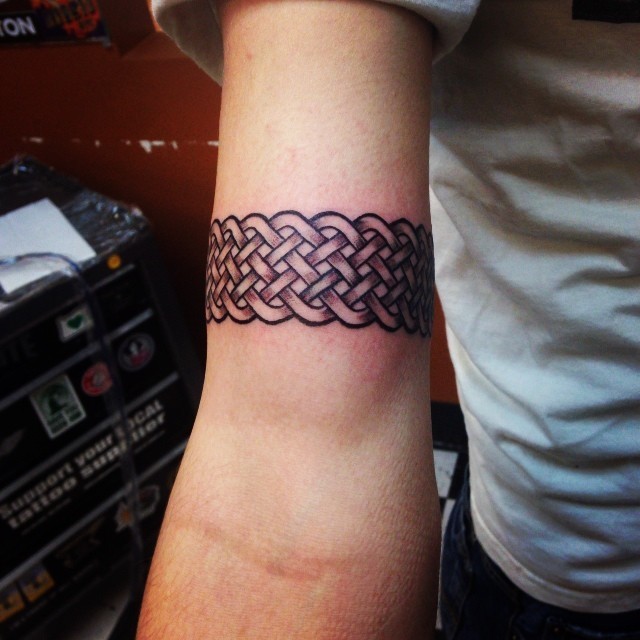 Tatuagem de bíceps colorido estilo celta de boa pulseira
