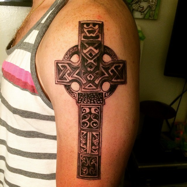 Keltischer Stil farbiges Schulter Tattoo mit großem Kreuz