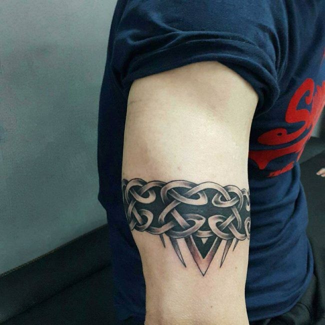 Celtic estilo colorido braço tatuagem de vários nós