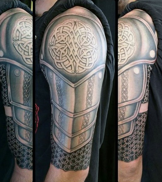 Tatuaje en el brazo, armadura medieval espléndida muy realista