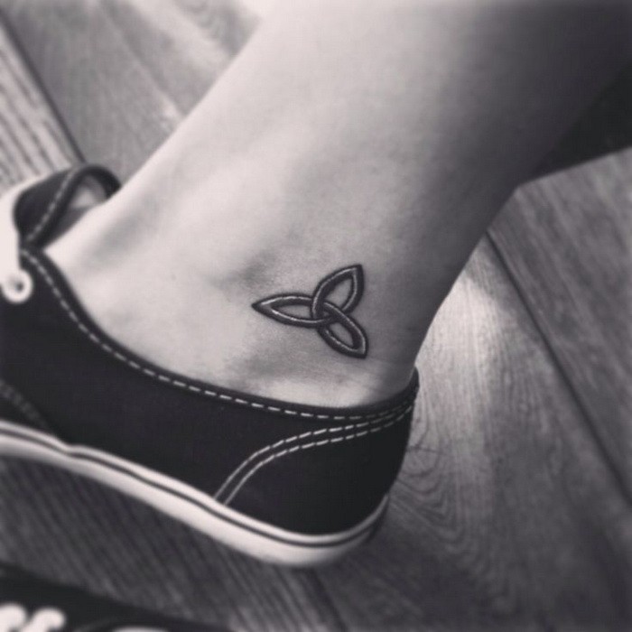 piccolo simbolo celtico femminile tatuaggio su caviglia