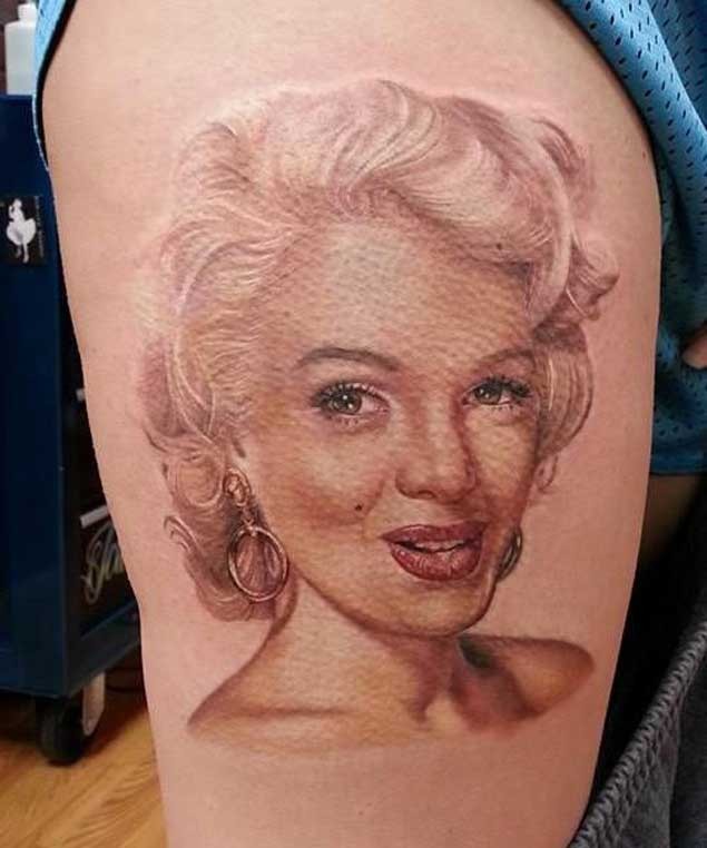 Charming 3D realistic colored Merlin Monroe's portrait tattoo on thigh