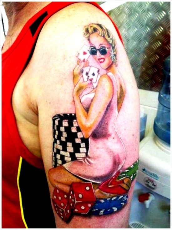 allegra ragazza pin up gioca a carte tatuaggio su spalla