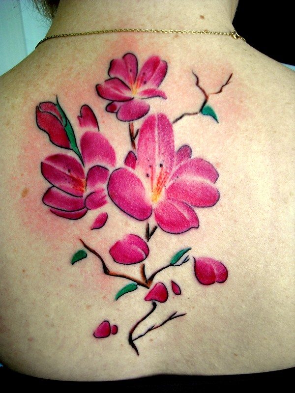 Farbiges Tattoo mit Kirschblüten