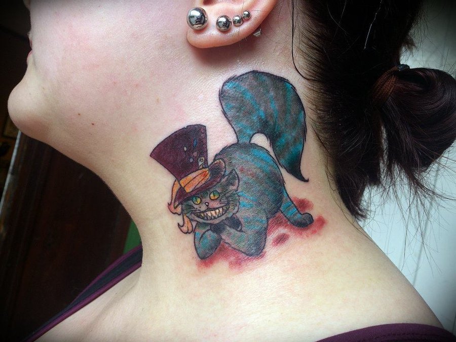 Tatuaggio colorato sulla gola il gatto Cheshire con il capello