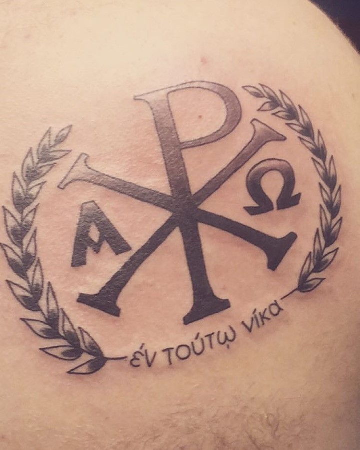 Chi Rho besonderes religiöses Symbol Christus Monogramm mit Lorbeerkranz und Schriftzug Tattoo