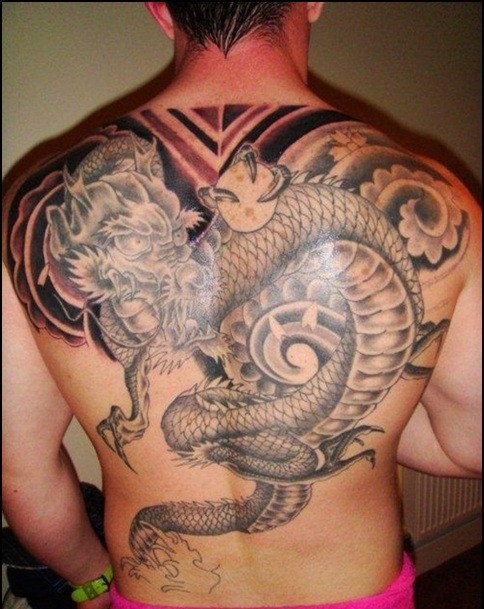 drago cinese tatuaggio disegno su tutta la schiena