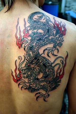 Tatuaje en la espalda, dragón con llamas