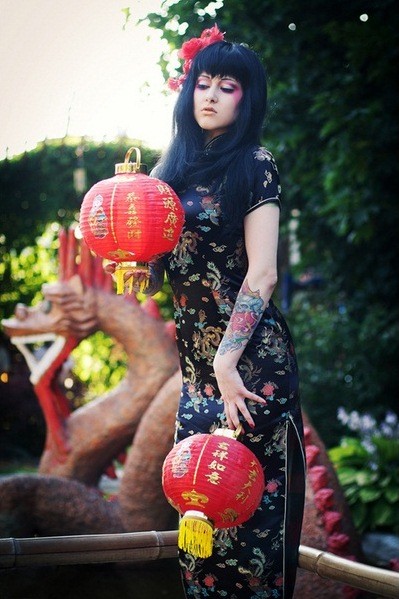 colore femminile cinese su braccio tatuaggio