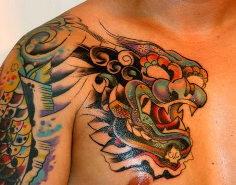 Tatuaje en el hombro, drágon feroz de varios colores
