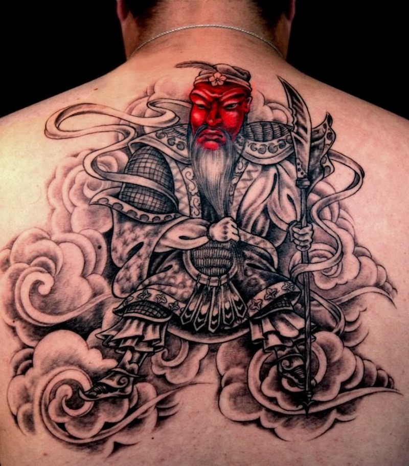 Tatuaje en la espalda,
dios chino con rostro rojo