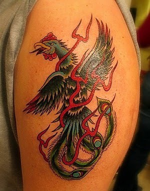 Tatuaje en el brazo,
gallo chino abigarrado