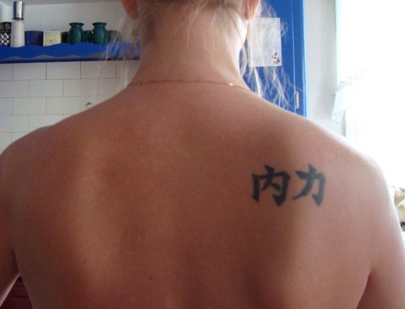 Tatuaje en el hombro, inscripción chino, fuerza