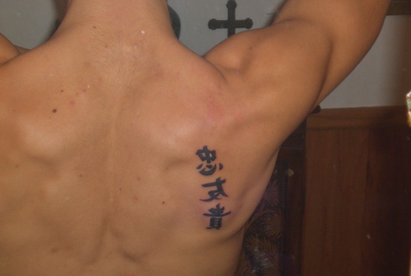Tatuaje  de jeroglíficos que significan lealtad amistad honor y valor