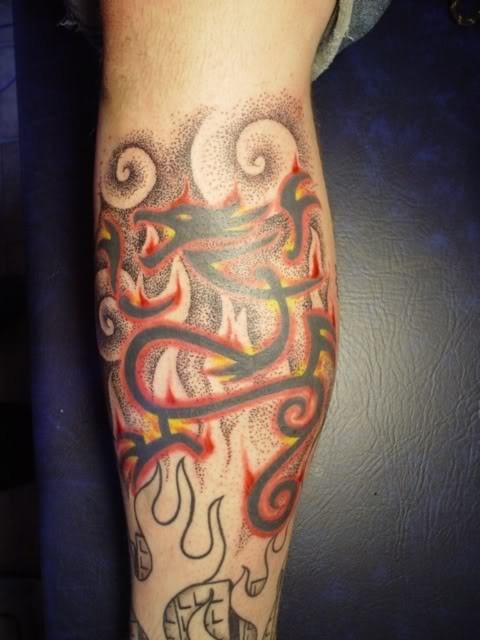 Tatuaje en la pierna, dragón estilizado