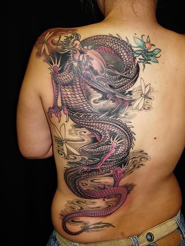 Tatuaje en la espalda, dragón púrpura con libélulas