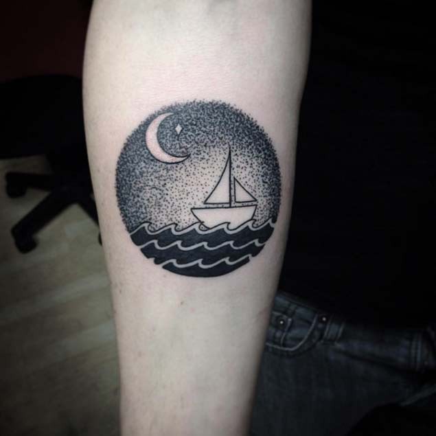 Tatuaje en el antebrazo, dibujo simple de barco pequeño en olas y medialuna