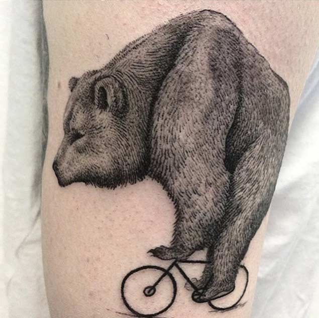 Zirkusbär fährt einen  Zyklus lustige Tattoo-Idee