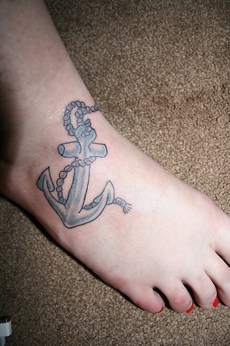 Ancora classica tatuata sul piede