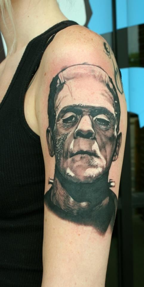 Tatuaje en el brazo,
monstruo de frankenstein