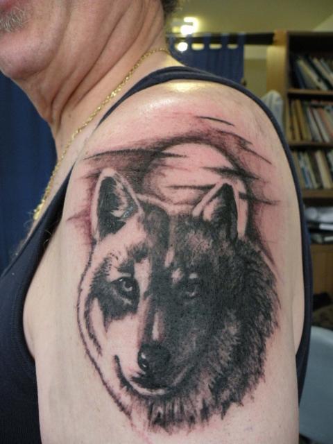 Tatuaggio sul deltoide il lupo & la luna