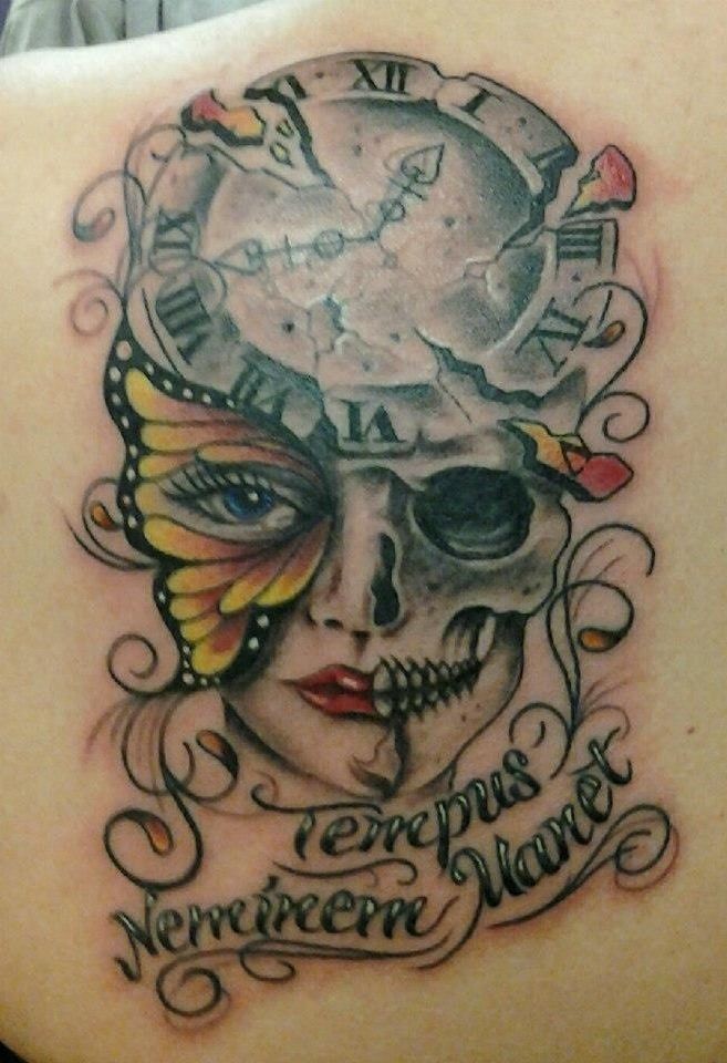 Tattoo vom gestaltetem Totenkopf als Schmetterling und Uhr mit Aufschrift