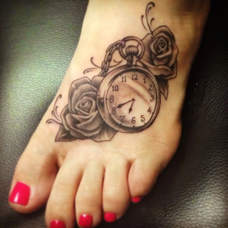 Tattoo von einer Uhr mit Rosen  auf dem Fuß für Frauen