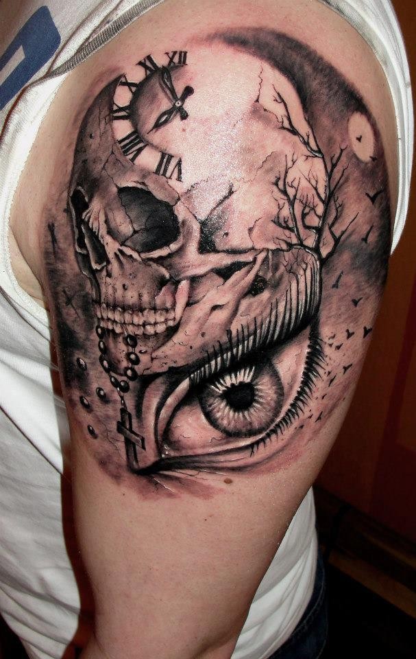 orologio con cranio e occhio tatuaggio sulla spalla