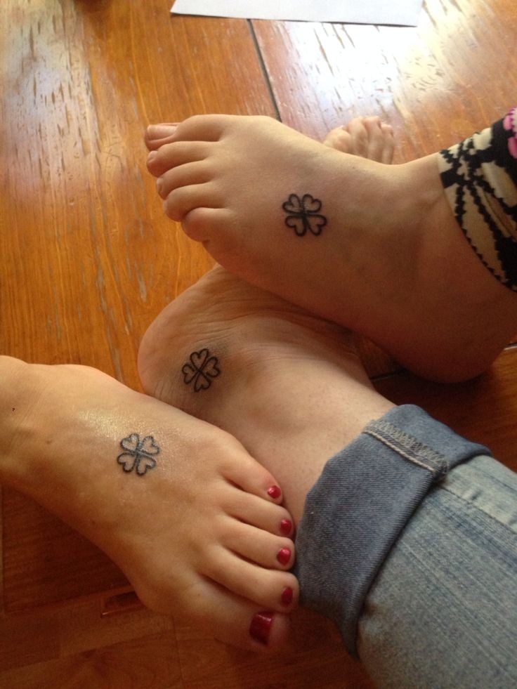 amicizia irlandese di trifoglio tatuaggio su piedi