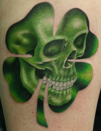 Tatuaggio grande sul braccio il teschio sil foglio verde