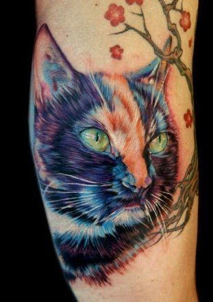 Tatuaggio colorato sulla gamba il ritratti del gatto nero