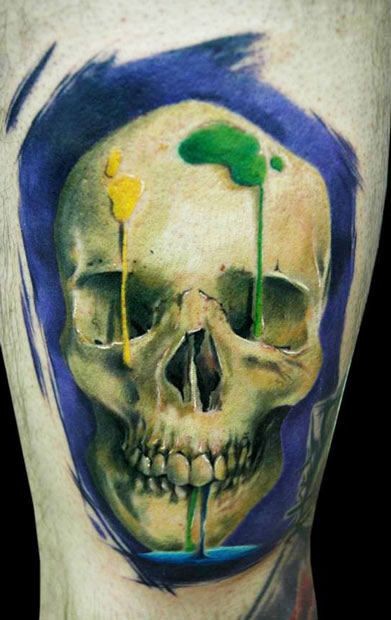 Tatuaje en el brazo, cráneo humano con manchas de tinta