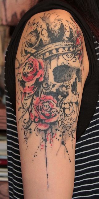 Tatuaggio impressionante sul deltoide il teschio regina con la corona & le rose