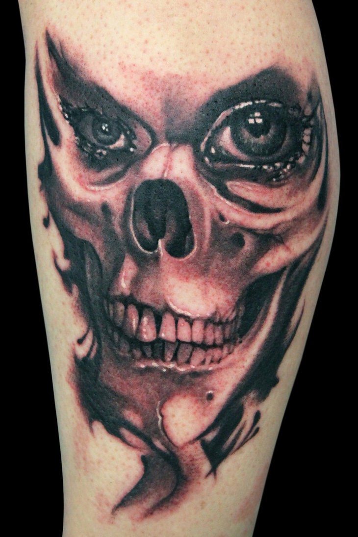 Tatuaje en la pierna, cráneo con ojos verdes