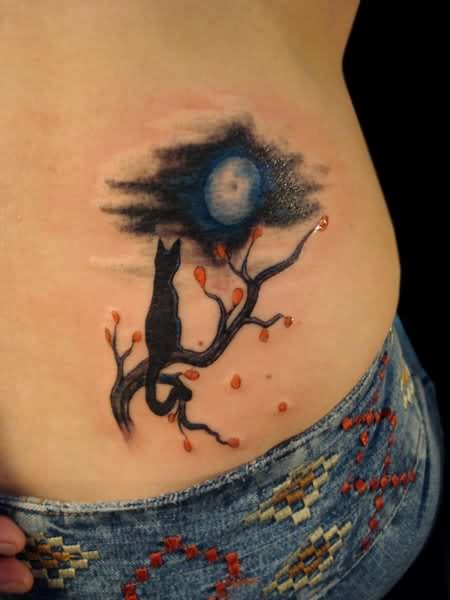 Tatuaje en la espalda, gato en un árbol de noche