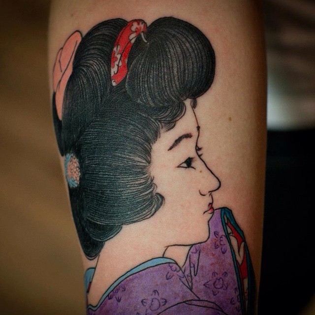 Tatuaje en el antebrazo,
 geisha japonesa graciosa