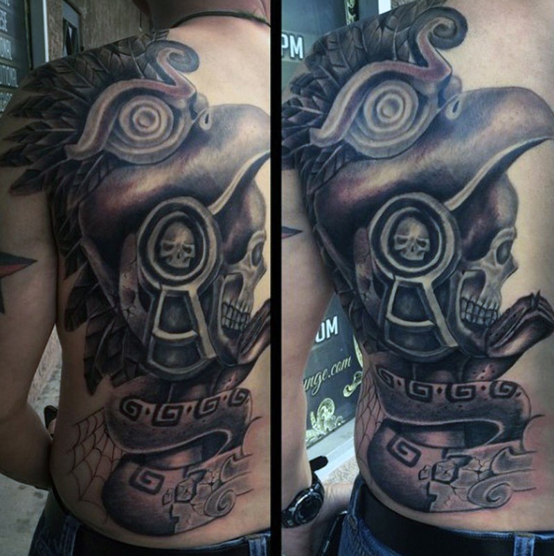 Farbiges großes detailliertes Tattoo am halben Rücken mit Maya-Stamm Statue mit dem Schädel