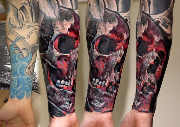 Farbiges Unterarm Tattoo mit dem mystischen roten Schädel