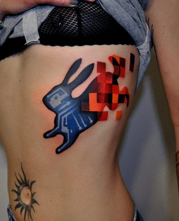 Tatuaggio stilizzato sul fianco la lepre colorato