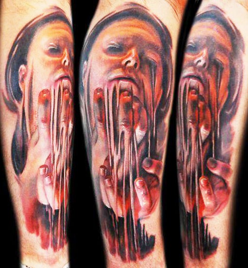 Horrorstil gruselig aussehend farbiger Unterschenkel Tattoo des unheimlichen Gesichtes