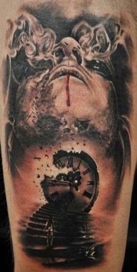Horrorstil unheimlich aussehend farbiger Tattoo des verfluchten menschlichen Gesichtes mit Uhr und Treppe