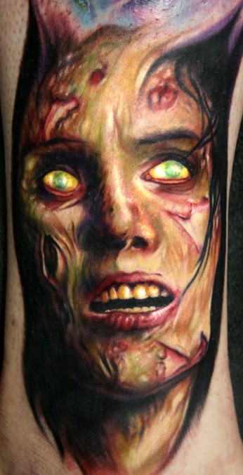 Farbiges im Horror Stil detailliertes Zombies Gesicht Tattoo am Bein