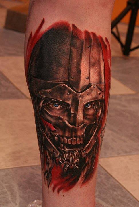 Horrorstil unfassbar aussehend farbiger Unterschenkel Tattoo des monströsen Kriegers mit Helm