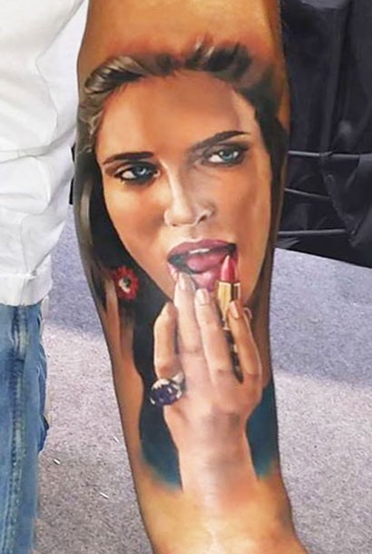 Illustrativstil farbiger Unterarm Tattoo der verführereichen Frau mit Lippenstift